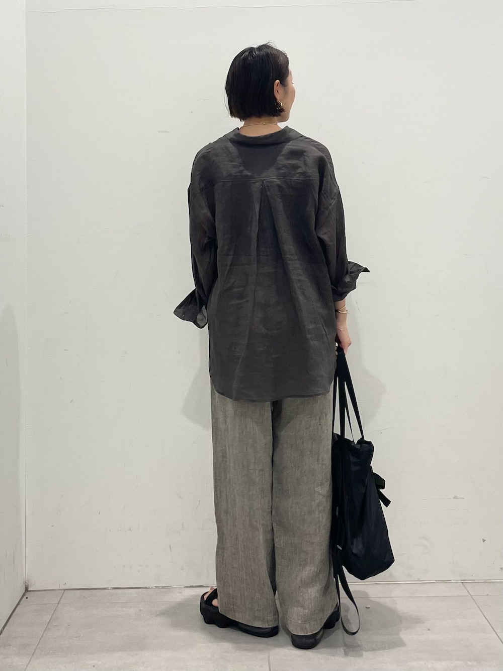 ブラウン系のその他パンツ、グレー系のシャツ/ブラウス、グレー系のシャツ/ブラウスを着用したレディースの夏コーディネートの10枚目の写真