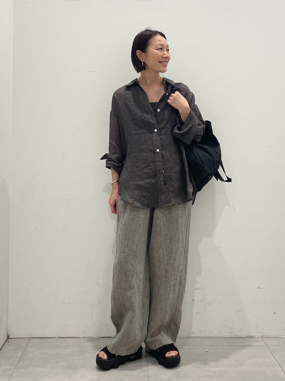 ブラウン系のその他パンツ、グレー系のシャツ/ブラウス、グレー系のシャツ/ブラウスを着用したレディースの夏コーディネートの7枚目の写真