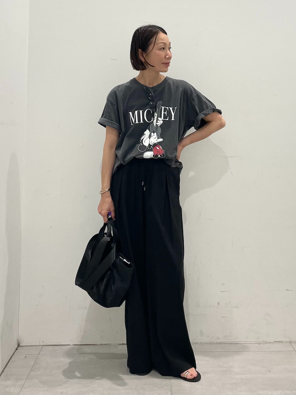 ブラック系のその他パンツ、ブラック系のTシャツ/カットソー、ブラック系のトートバッグを着用したレディースの夏コーディネートの2枚目の写真