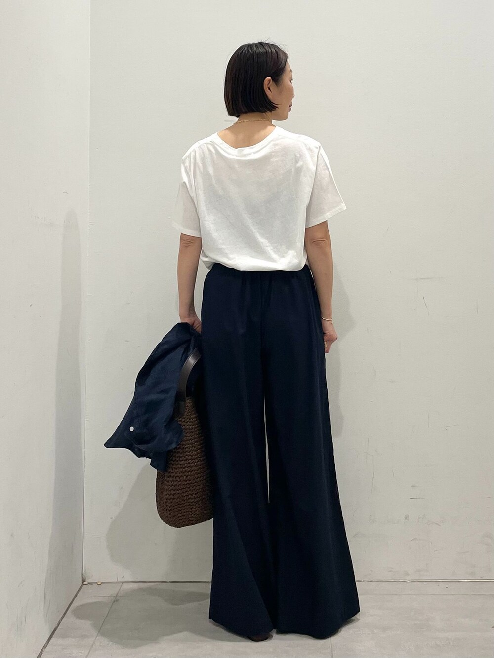 ブルー系のその他パンツ、ブルー系のシャツ/ブラウス、ホワイト系のTシャツ/カットソーを着用したレディースの春コーディネートの10枚目の写真