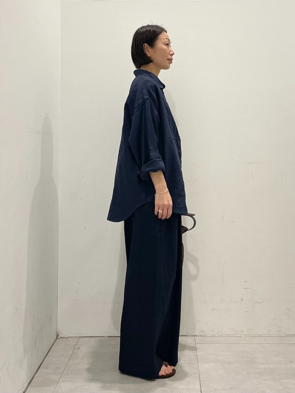 ブルー系のその他パンツ、ブルー系のシャツ/ブラウス、ホワイト系のTシャツ/カットソーを着用したレディースの春コーディネートの4枚目の写真