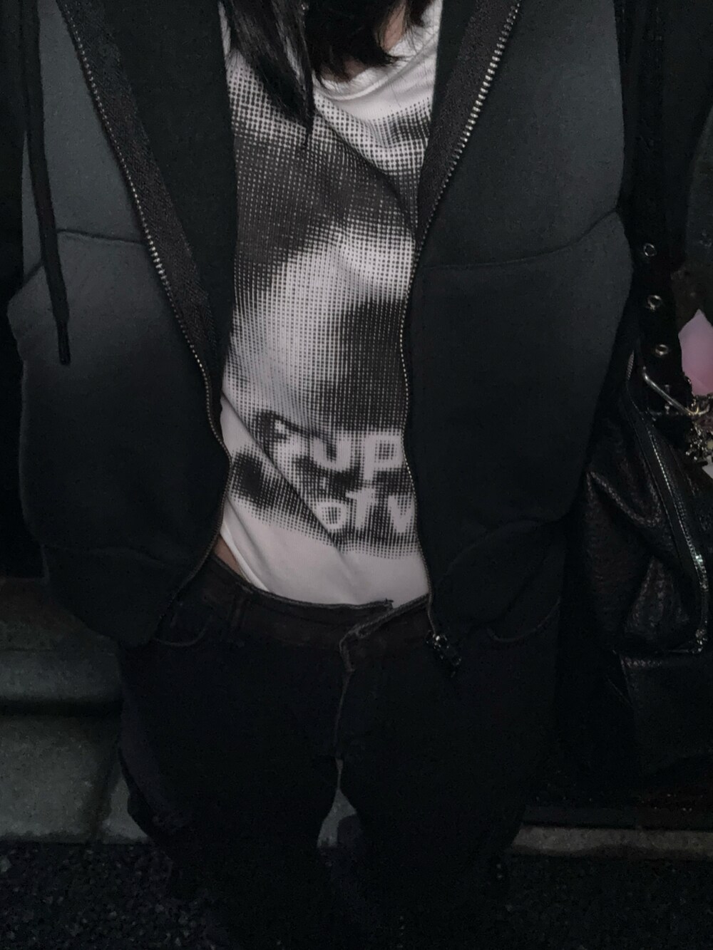 ブラック系のパーカー、ホワイト系のTシャツ/カットソー、ブラック系のカーゴパンツを着用したレディースの冬コーディネートの3枚目の写真