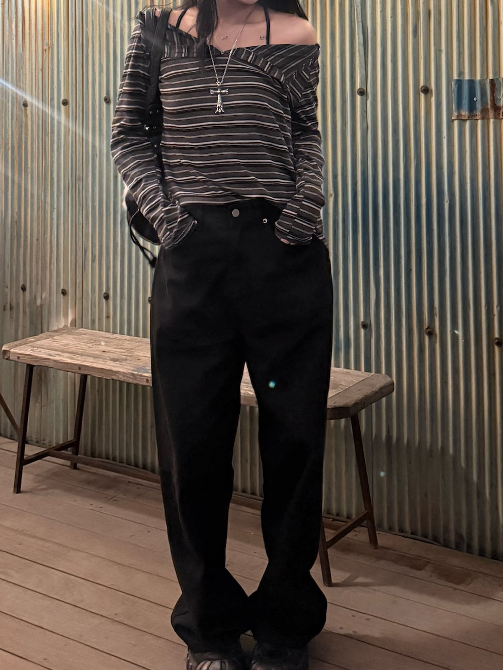 グレー系のTシャツ/カットソーを着用したレディースの春コーディネートの2枚目の写真