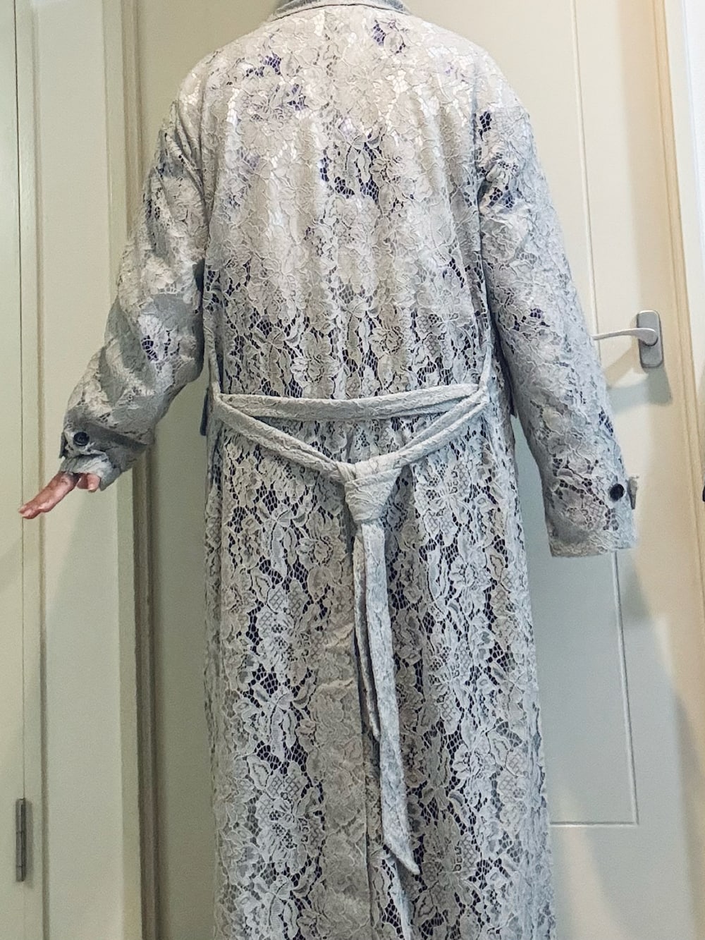 ホワイト系のシャツ/ブラウス、グレー系のチェスターコート、レッド系のイヤーカフを着用したメンズの春コーディネートの2枚目の写真