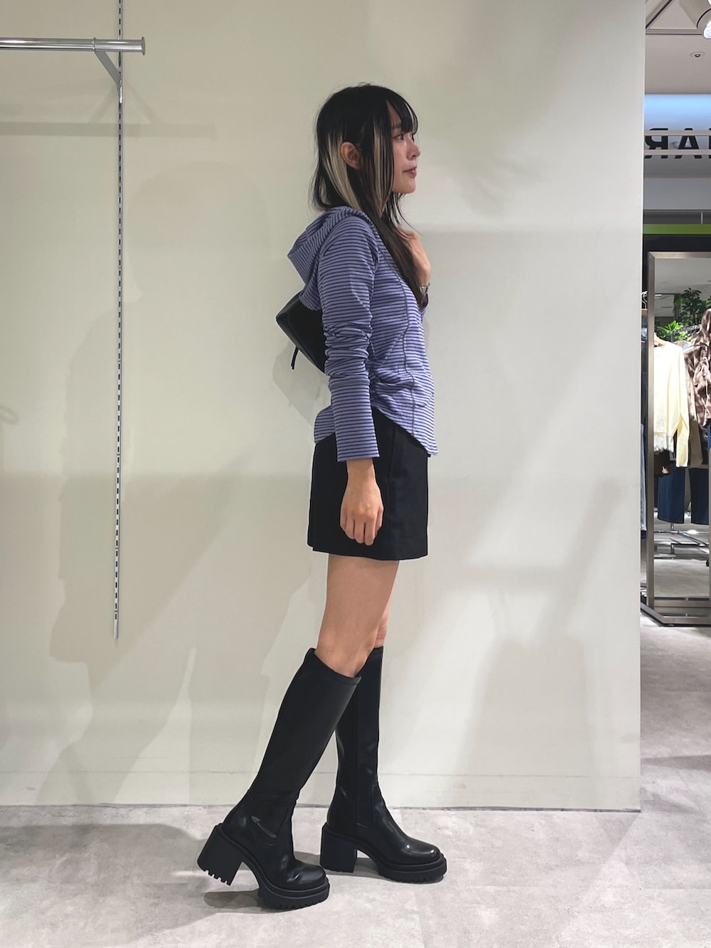 ブラック系のその他パンツ、ブラック系のブーツ、ブラック系のショルダーバッグを着用したレディースの秋コーディネートの2枚目の写真