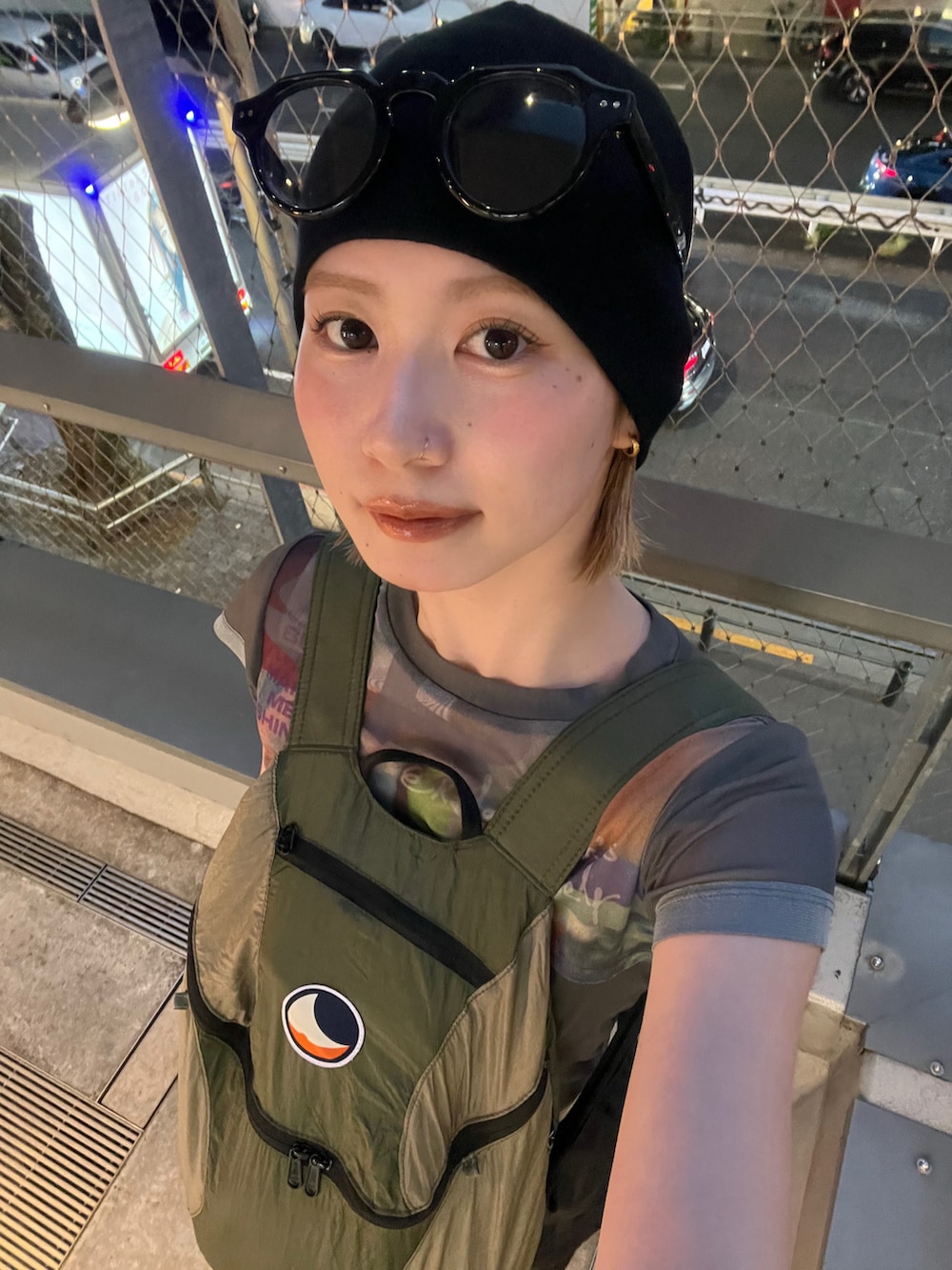 ブラック系のスニーカー、グリーン系のTシャツ/カットソー、グリーン系のバックパック/リュックを着用したレディースの夏コーディネートの2枚目の写真