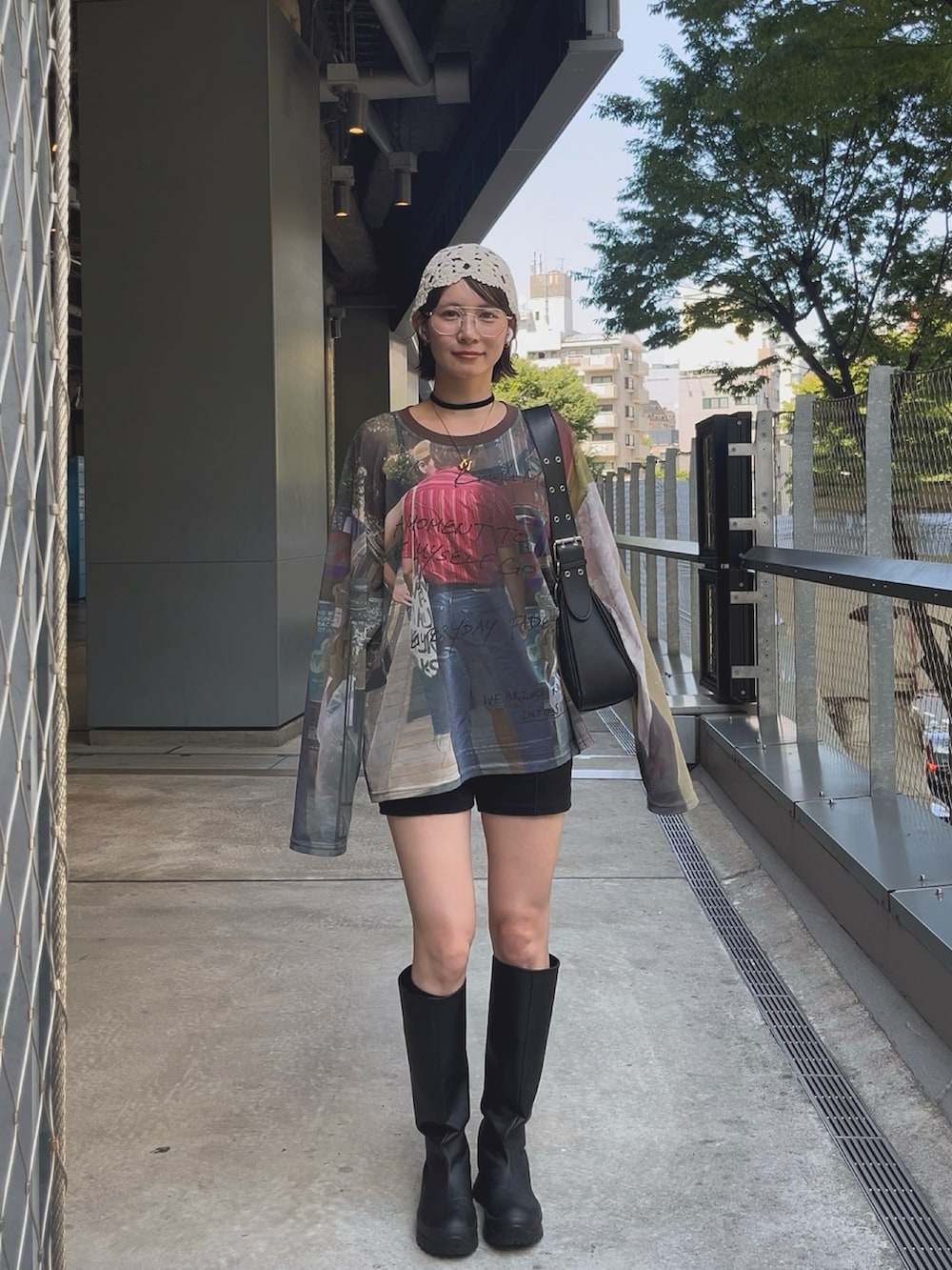 ブラック系のブーツ、その他のTシャツ/カットソー、ブラック系のパンツを着用したレディースの夏コーディネートの3枚目の写真