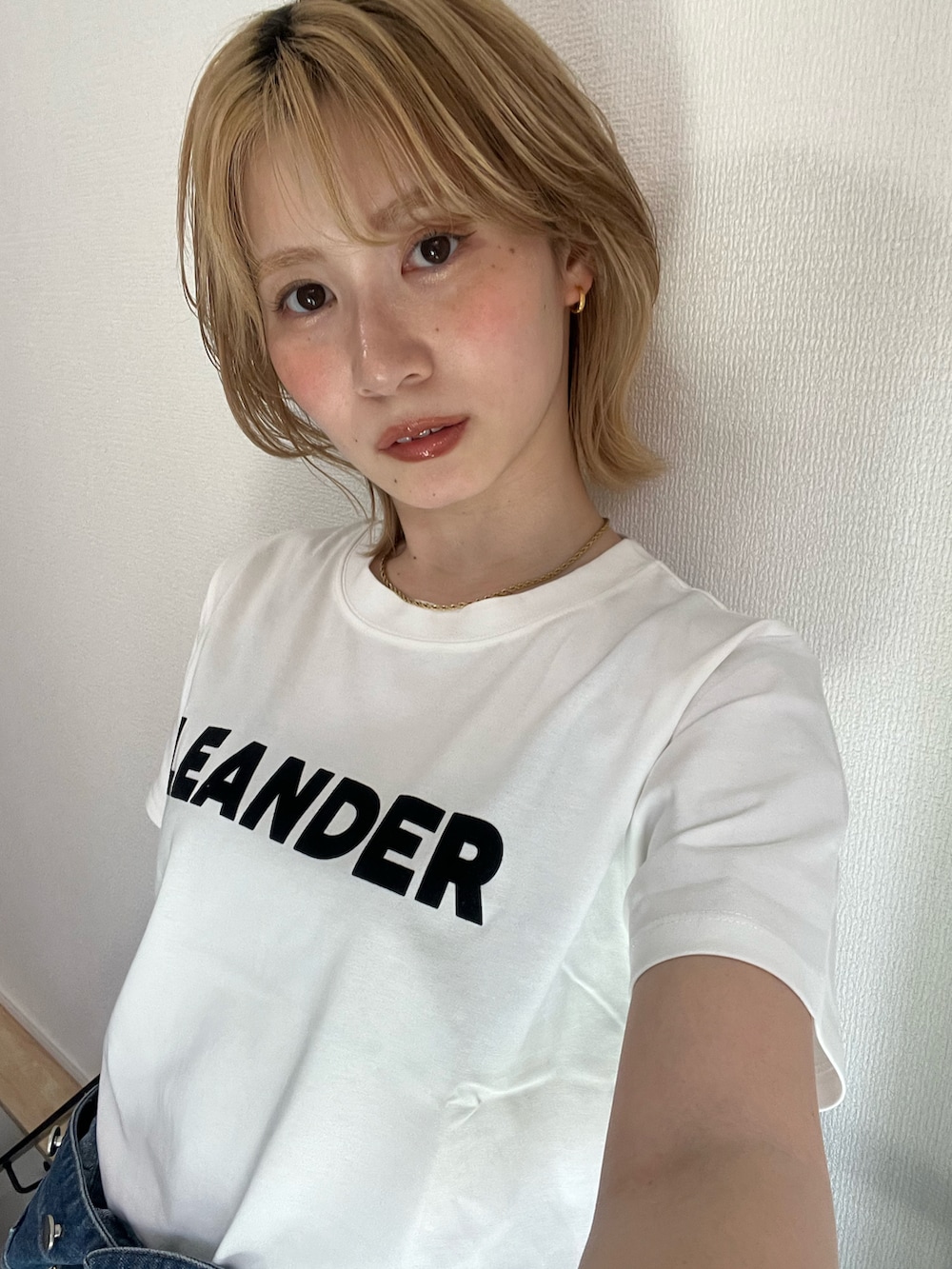 ホワイト系のTシャツ/カットソー、ブルー系のつなぎ/オールインワン、ブラック系のメガネを着用したレディースの夏コーディネートの3枚目の写真
