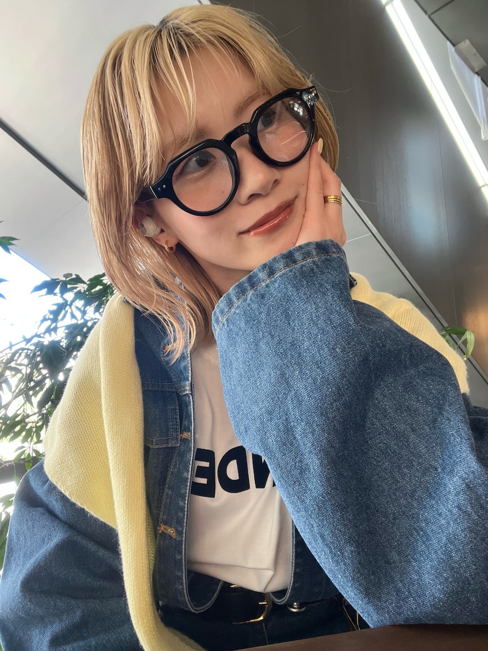 ホワイト系のTシャツ/カットソー、ブルー系のつなぎ/オールインワン、ブラック系のメガネを着用したレディースの夏コーディネートの2枚目の写真