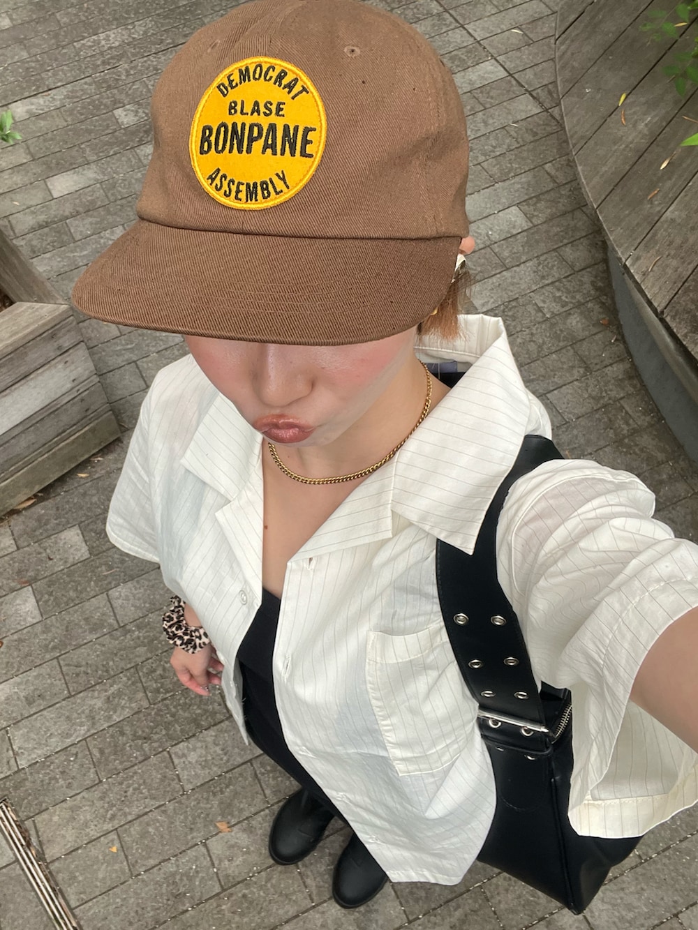 ブラック系のブーツ、ホワイト系のシャツ/ブラウス、ブラック系のワンピースを着用したレディースの夏コーディネートの3枚目の写真
