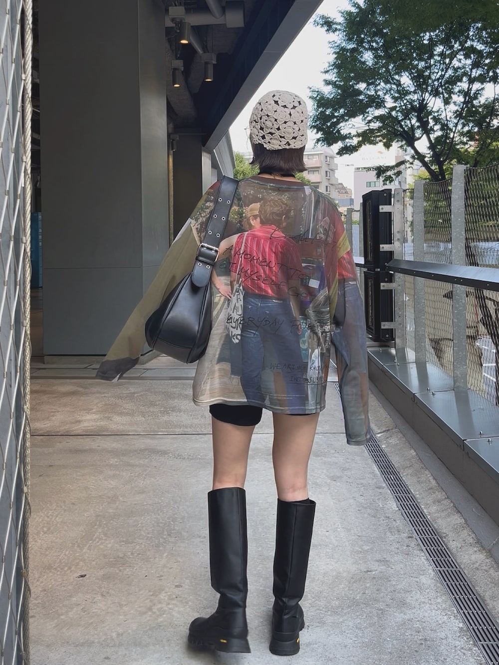 ブラック系のブーツ、その他のTシャツ/カットソー、ブラック系のパンツを着用したレディースの夏コーディネートの2枚目の写真