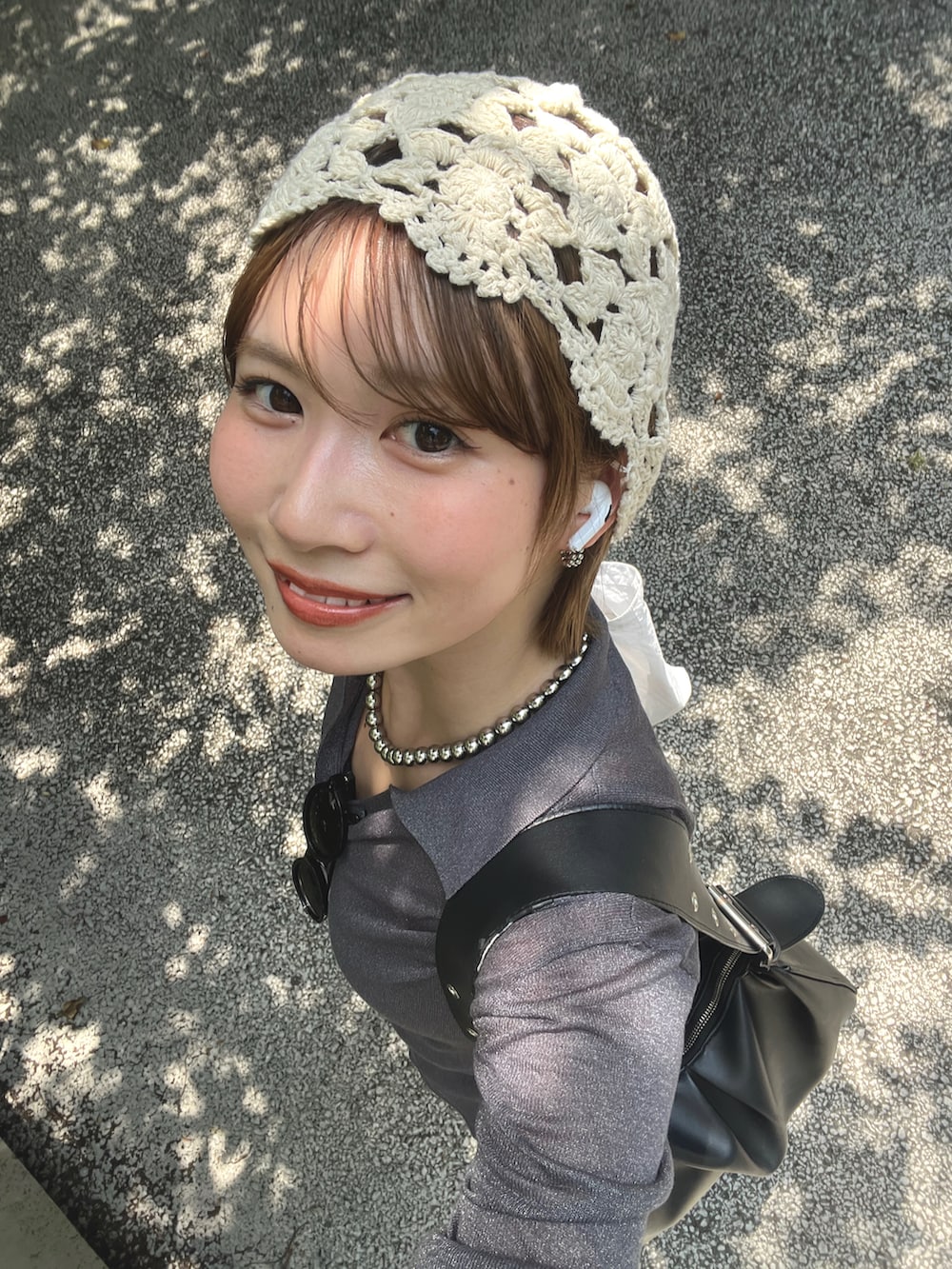グレー系のシャツ/ブラウス、ブルー系のパンツ、ブラック系のサンダルを着用したレディースの夏コーディネートの4枚目の写真