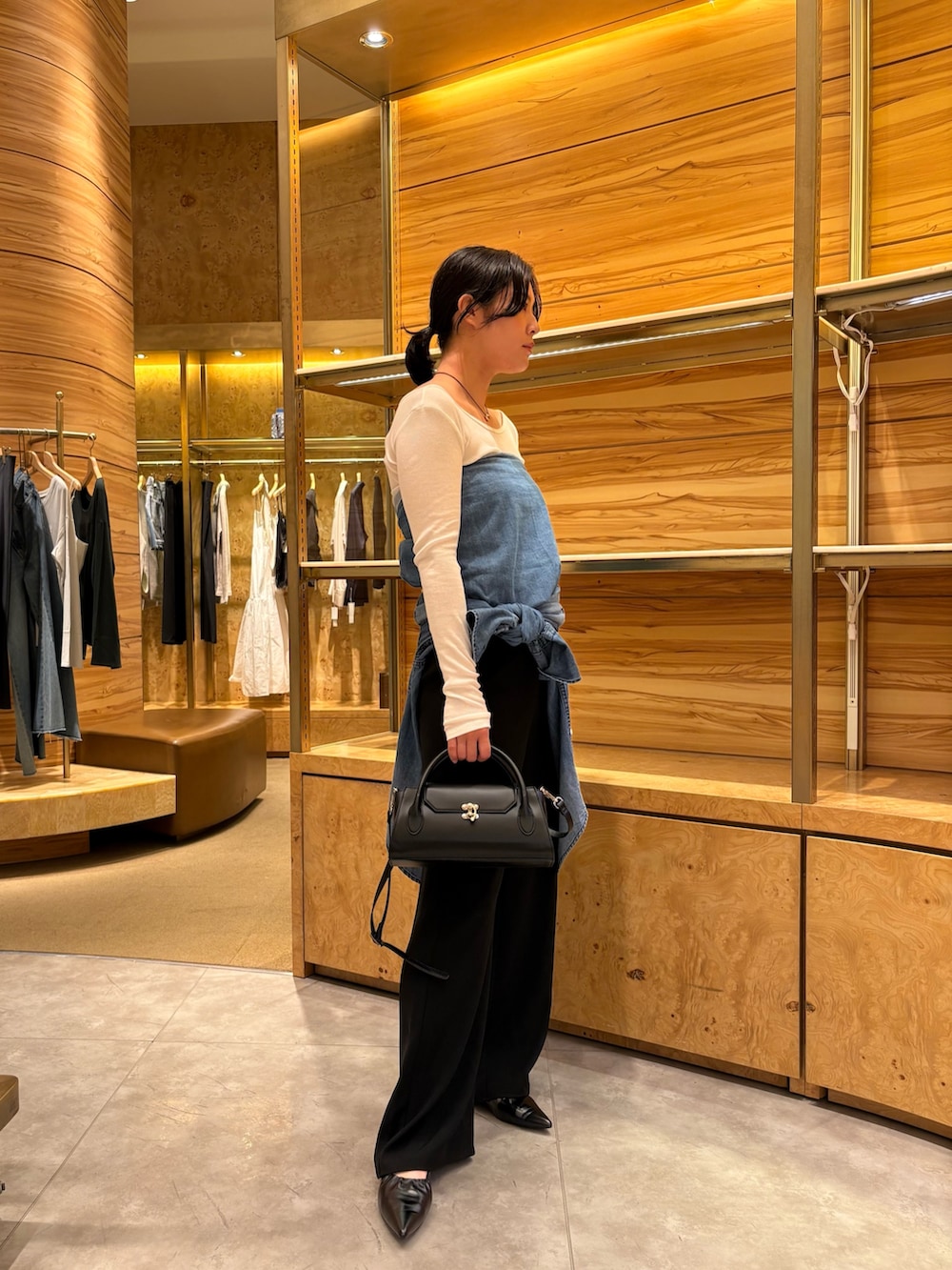 ブルー系のシャツ/ブラウス、ブラック系のその他パンツ、ブラック系のその他シューズを着用したレディースの秋コーディネートの3枚目の写真