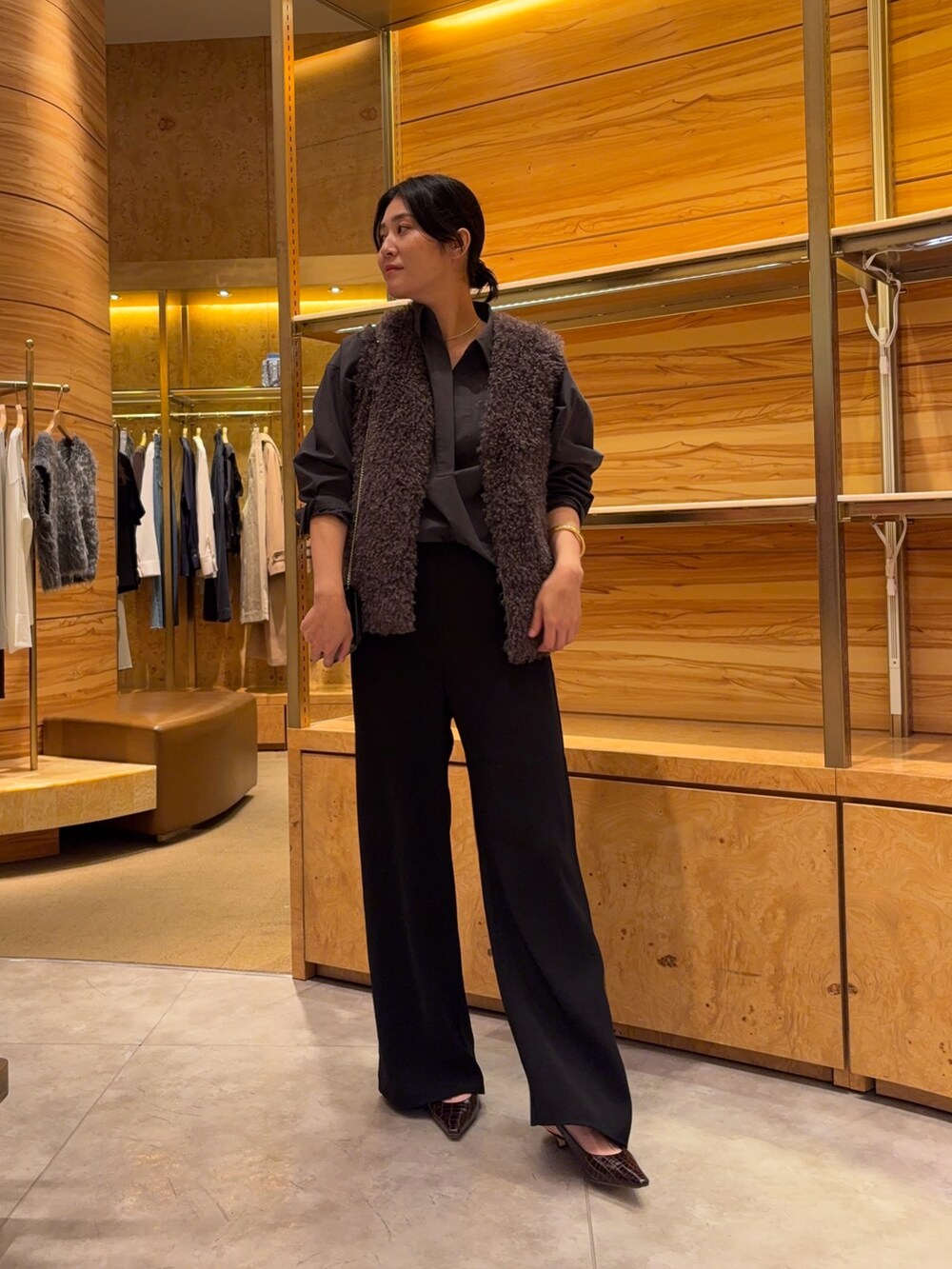ブラック系のその他パンツ、ブラウン系のその他シューズ、グレー系のベストを着用したレディースの秋コーディネートの2枚目の写真