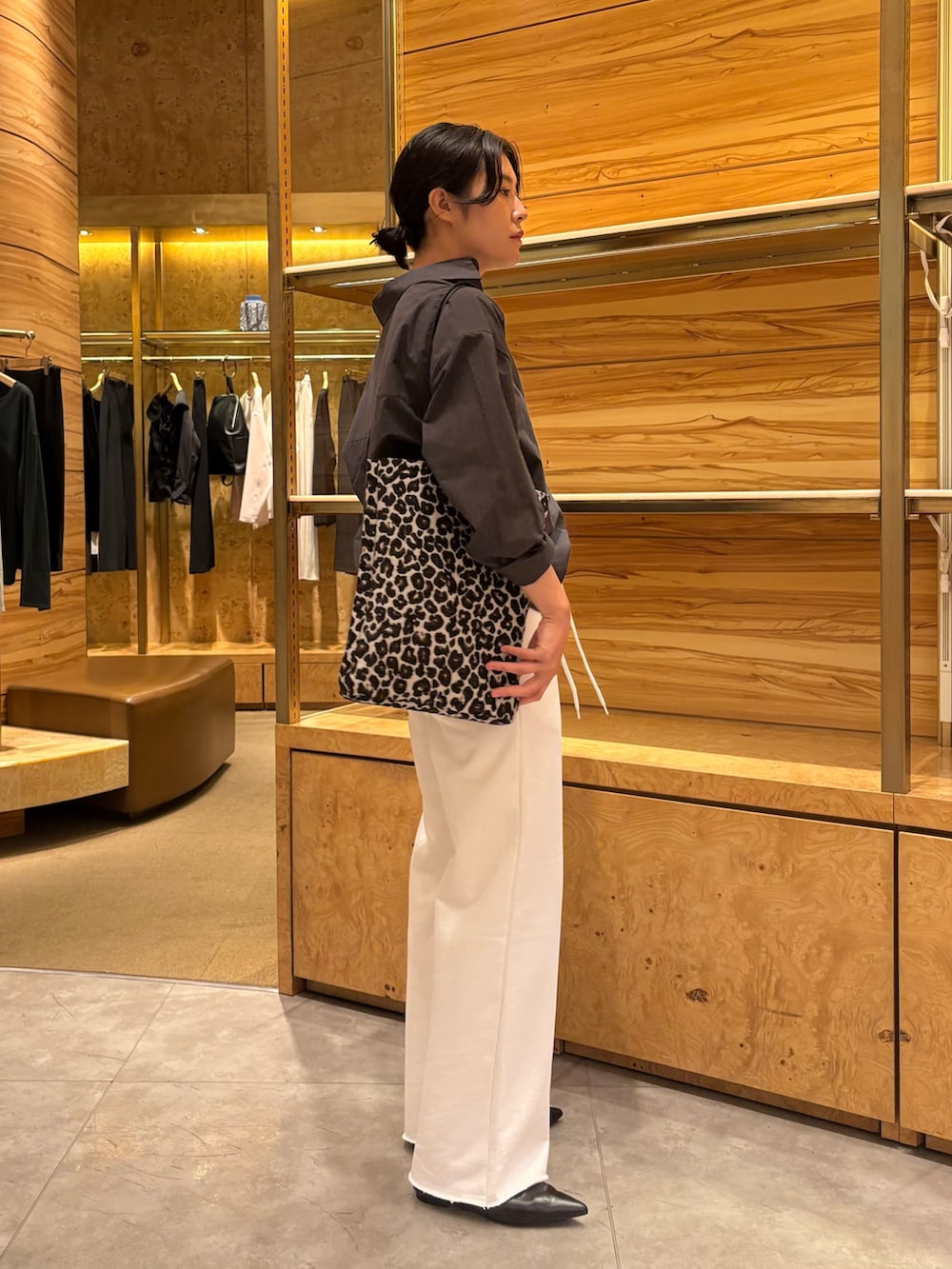 ホワイト系のその他パンツ、グレー系のシャツ/ブラウス、ブラック系のトートバッグを着用したレディースの秋コーディネートの2枚目の写真