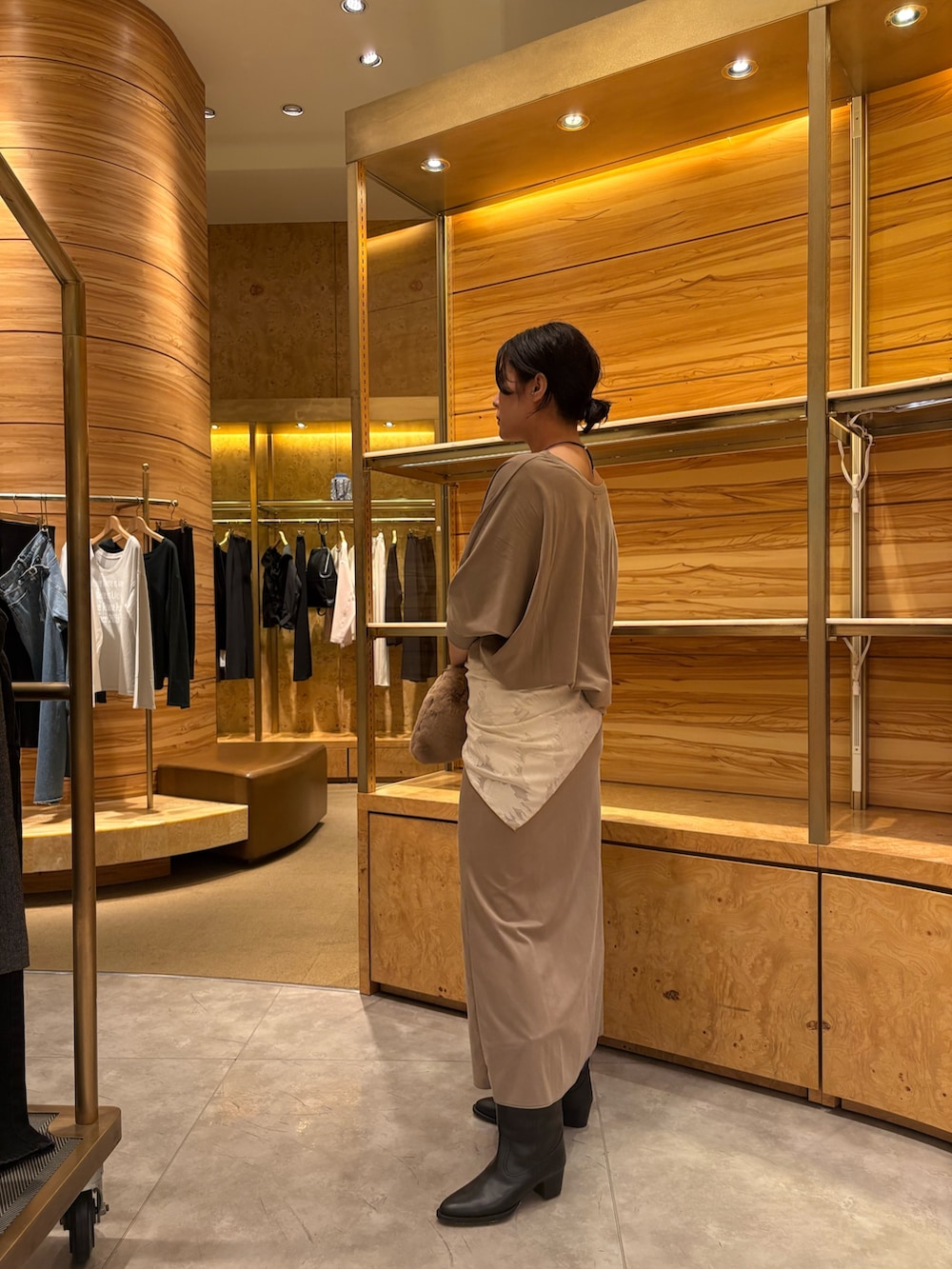 ベージュ系のスカート、ベージュ系のTシャツ/カットソー、ベージュ系のトートバッグを着用したレディースの秋コーディネートの2枚目の写真