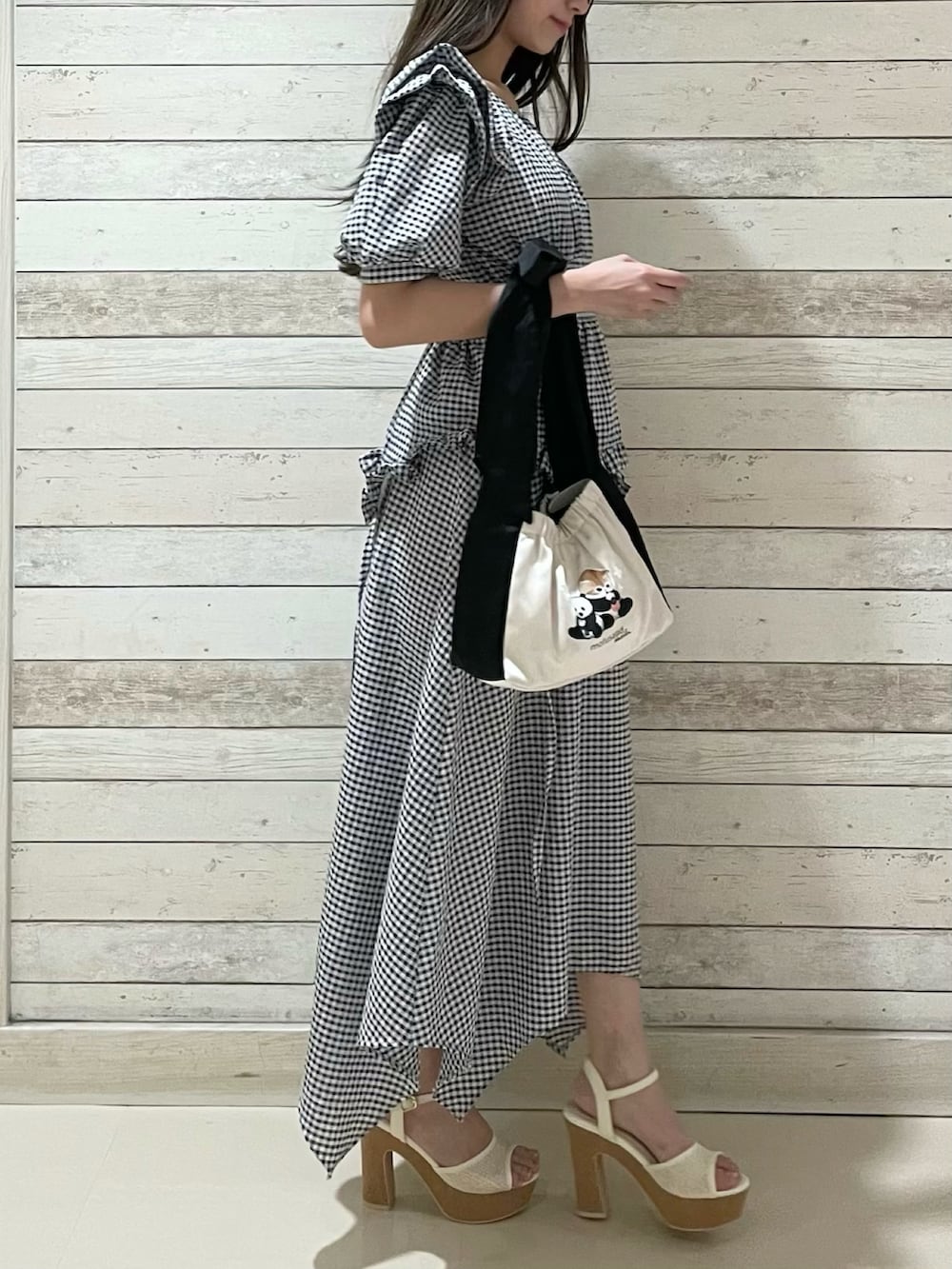 その他のワンピース、ホワイト系のハンドバッグ、ホワイト系のサンダルを着用したレディースの夏コーディネートの4枚目の写真