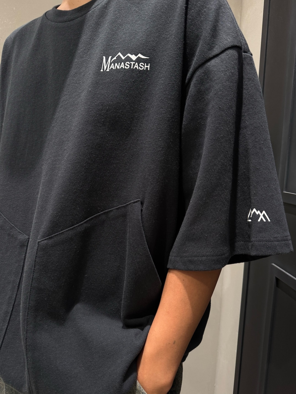 ブルー系のその他パンツ、ブラック系のTシャツ/カットソー、ブラック系のサンダルを着用したメンズの夏コーディネートの3枚目の写真