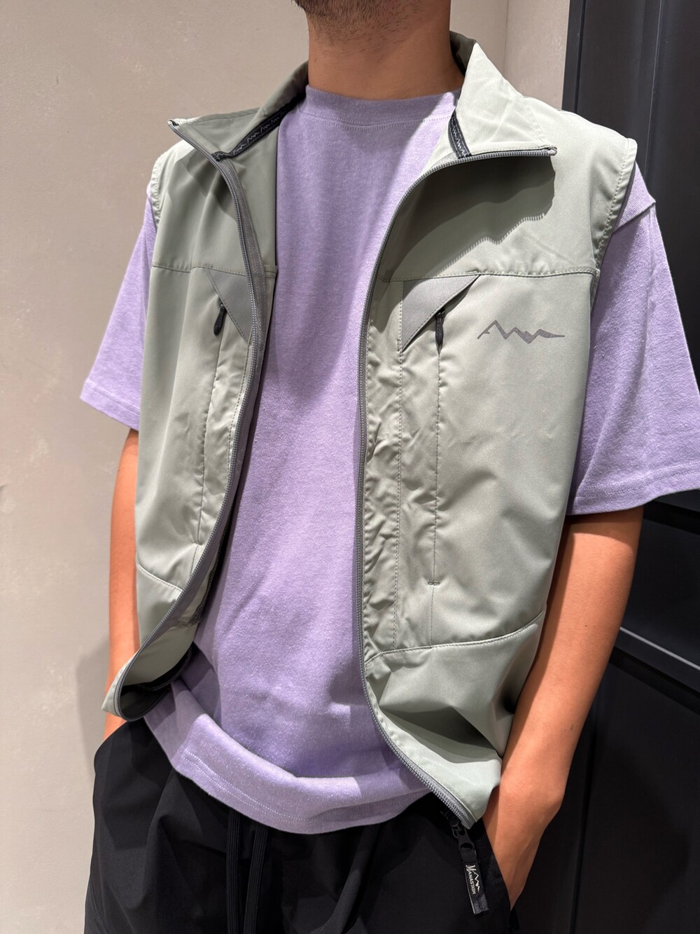 その他のその他アウター、パープル系のTシャツ/カットソー、ブラック系のその他パンツを着用したメンズの夏コーディネートの2枚目の写真