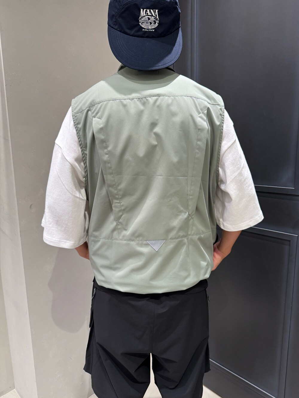 ホワイト系のTシャツ/カットソー、その他のその他アウター、ブラック系のその他パンツを着用したメンズの夏コーディネートの5枚目の写真