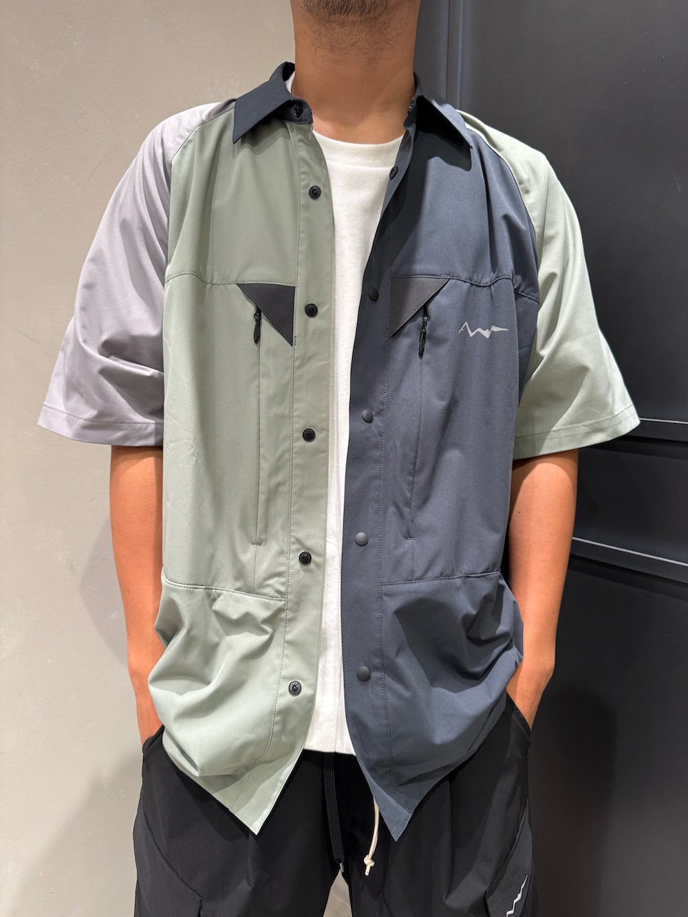 ブラック系のその他パンツ、その他のシャツ/ブラウス、ブルー系のキャップを着用したメンズの夏コーディネートの2枚目の写真