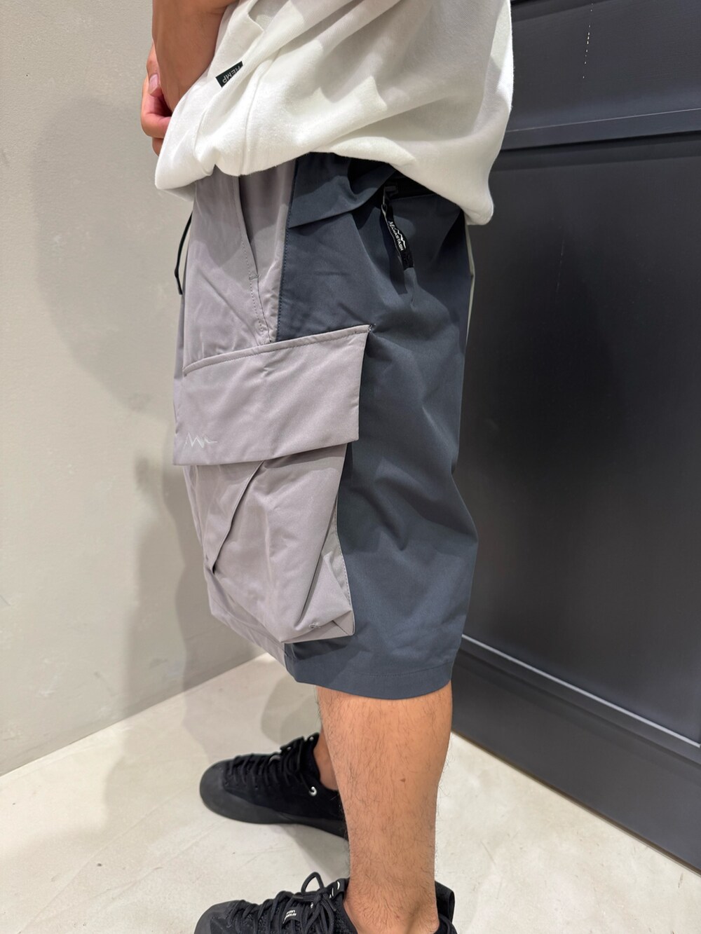 ホワイト系のTシャツ/カットソー、その他のその他パンツを着用したメンズの夏コーディネートの5枚目の写真