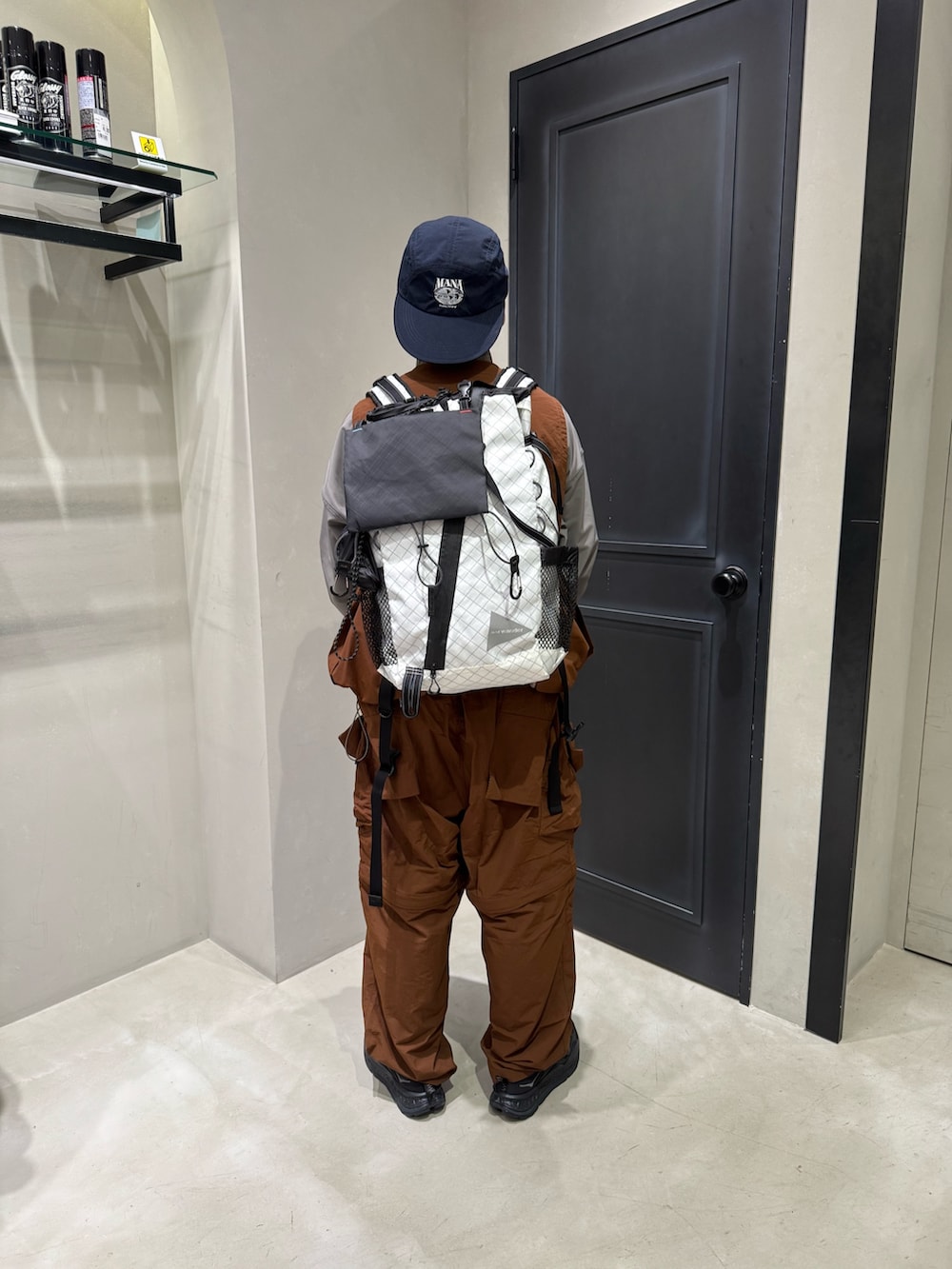 その他のベスト、ブラウン系のカーゴパンツ、ブラック系のサンダルを着用したメンズの秋コーディネートの4枚目の写真
