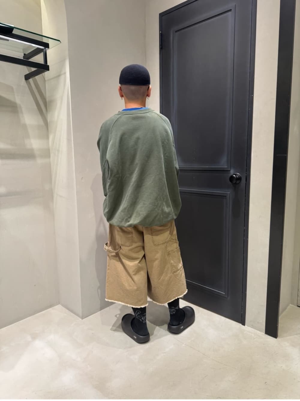 ブラック系のサンダル、ゴールド系のその他パンツを着用したメンズの夏コーディネートの5枚目の写真