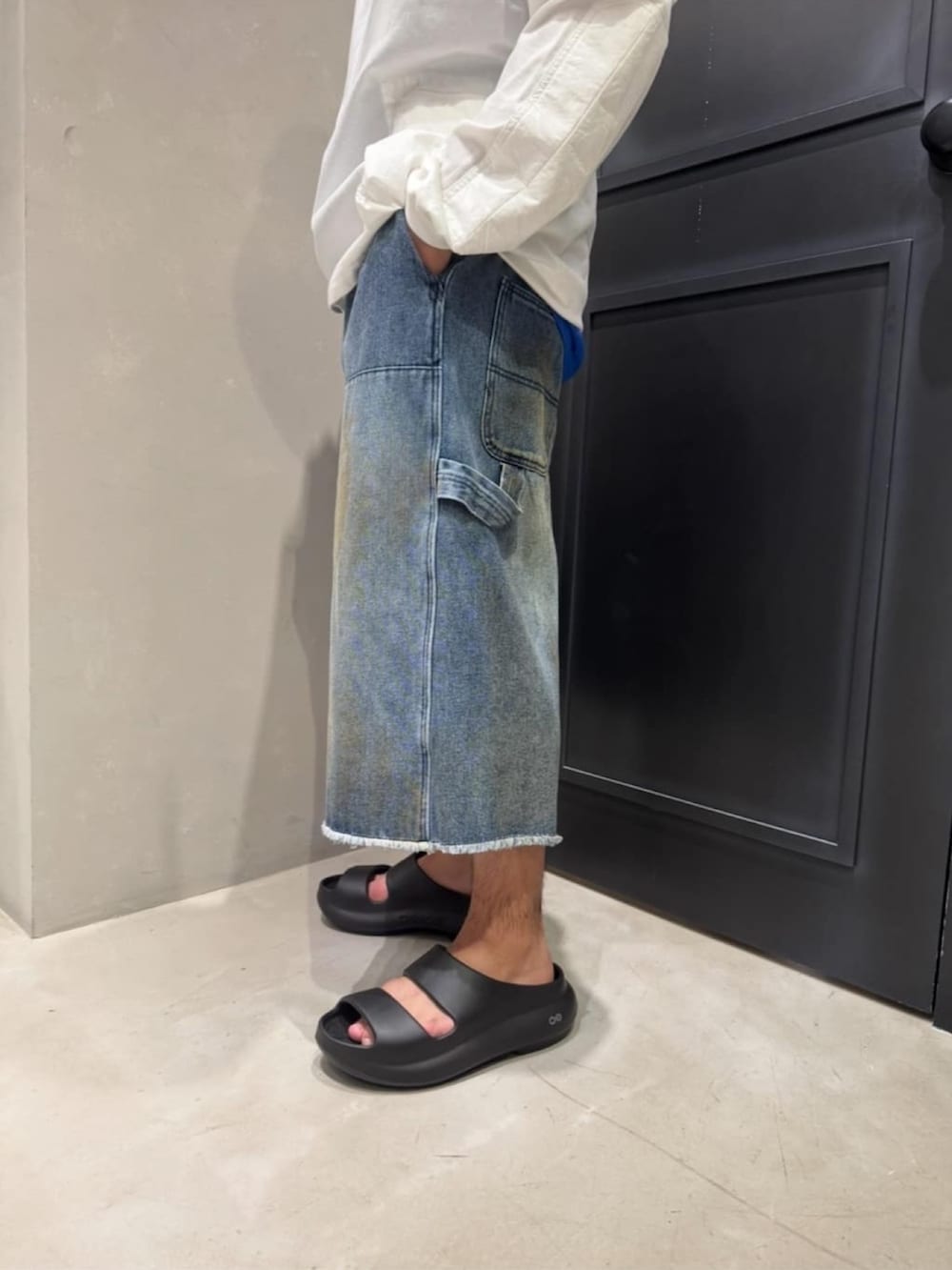 ブラック系のサンダル、その他のその他パンツ、ホワイト系のTシャツ/カットソーを着用したメンズの夏コーディネートの7枚目の写真