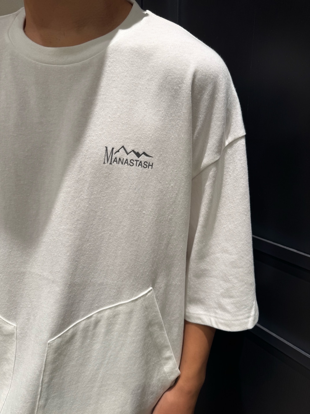 ホワイト系のTシャツ/カットソー、グリーン系のその他パンツ、ブルー系のキャップを着用したメンズの夏コーディネートの4枚目の写真
