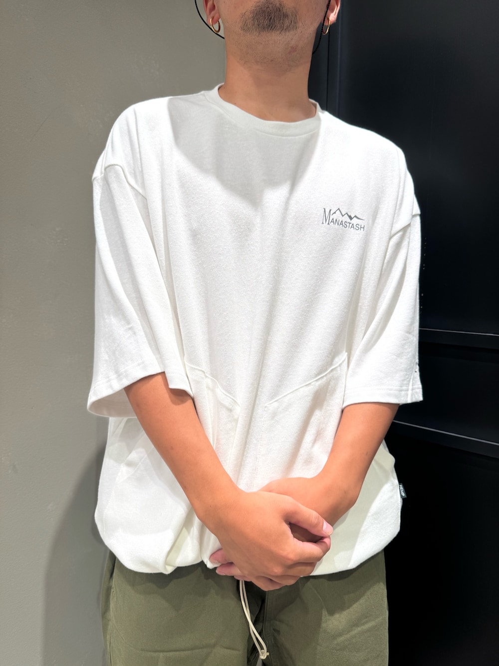 ホワイト系のTシャツ/カットソー、グリーン系のその他パンツ、ブルー系のキャップを着用したメンズの夏コーディネートの2枚目の写真