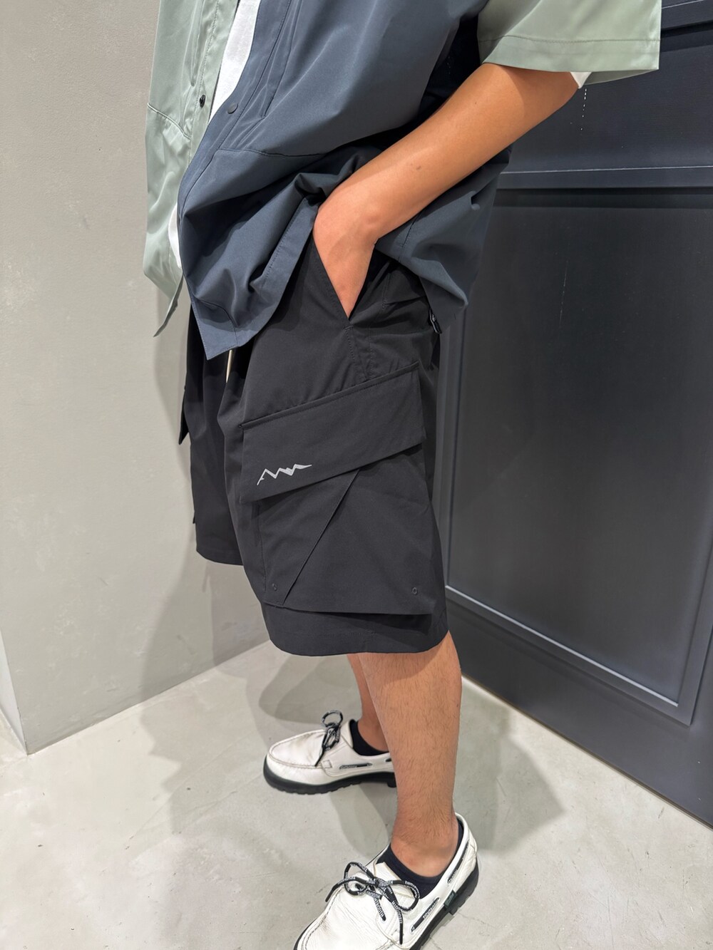 ブラック系のその他パンツ、その他のシャツ/ブラウス、ブルー系のキャップを着用したメンズの夏コーディネートの5枚目の写真