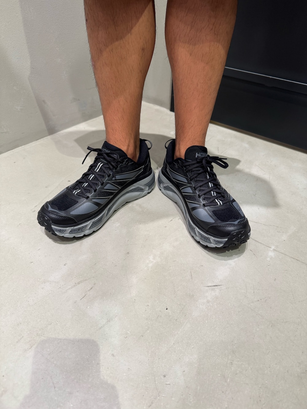 ブラック系のその他パンツ、ブラック系のスニーカー、ブルー系のTシャツ/カットソーを着用したメンズの夏コーディネートの5枚目の写真