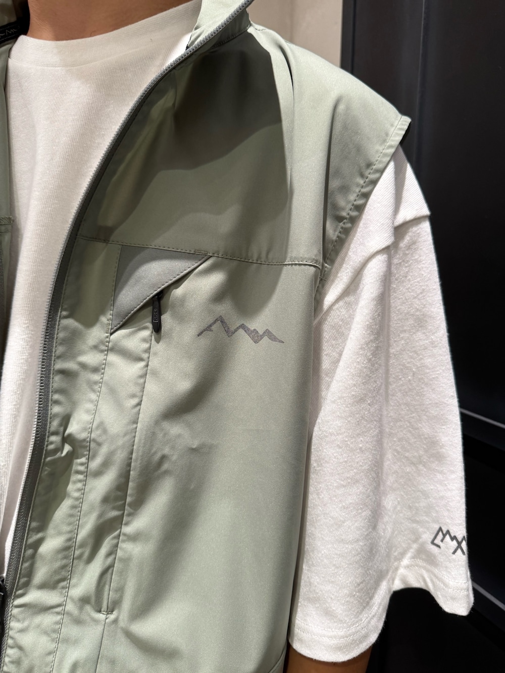 ホワイト系のTシャツ/カットソー、その他のその他アウター、その他のその他パンツを着用したメンズの夏コーディネートの3枚目の写真
