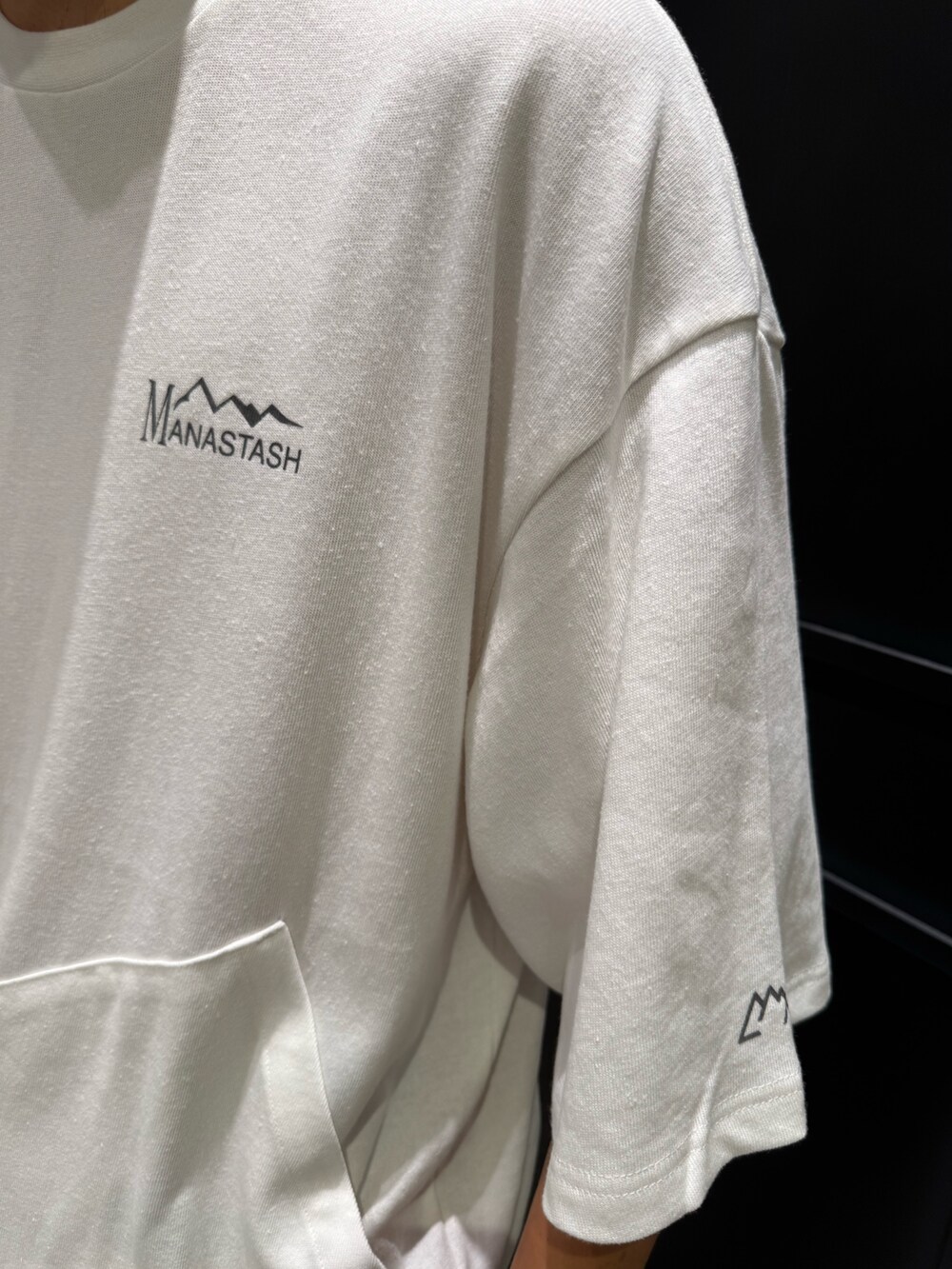 ホワイト系のTシャツ/カットソー、その他のその他パンツを着用したメンズの夏コーディネートの6枚目の写真