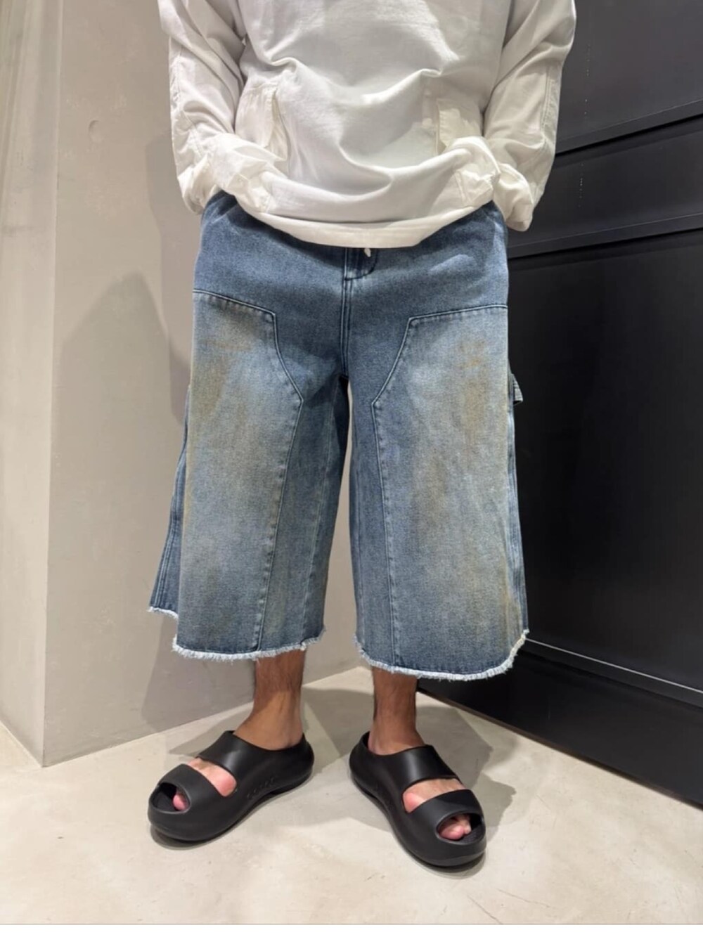ブラック系のサンダル、その他のその他パンツ、ホワイト系のTシャツ/カットソーを着用したメンズの夏コーディネートの5枚目の写真