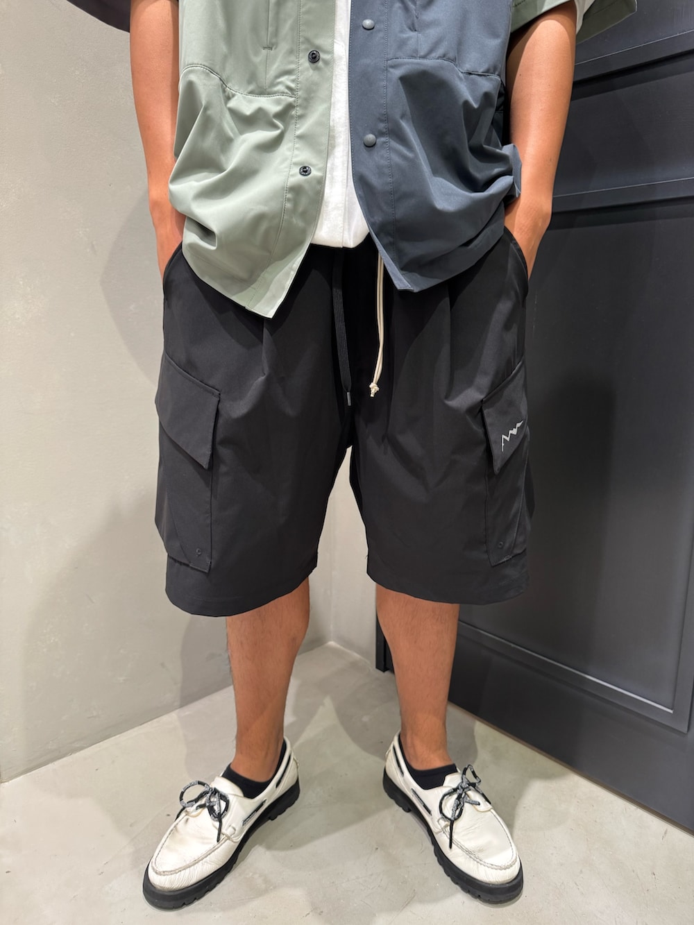 ブラック系のその他パンツ、その他のシャツ/ブラウス、ブルー系のキャップを着用したメンズの夏コーディネートの4枚目の写真