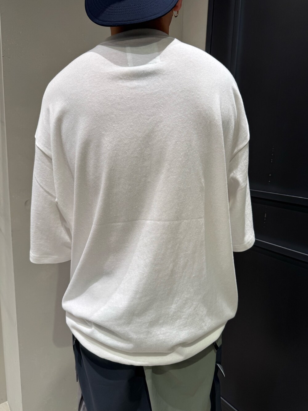 ホワイト系のTシャツ/カットソー、その他のその他パンツを着用したメンズの夏コーディネートの4枚目の写真