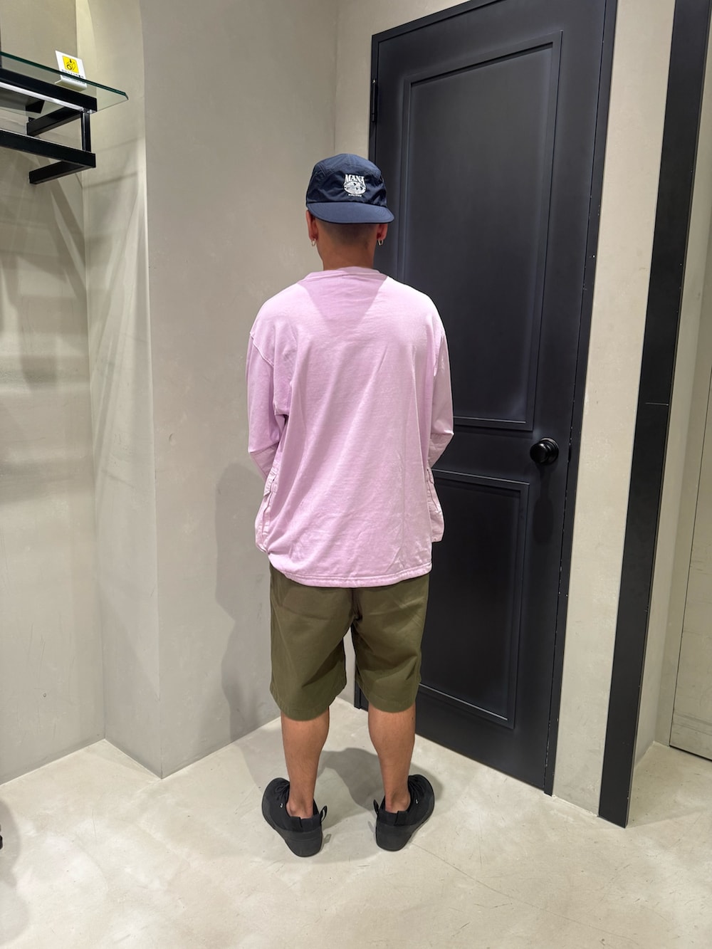 ピンク系のTシャツ/カットソー、グリーン系のその他パンツ、ブルー系のキャップを着用したメンズの夏コーディネートの4枚目の写真