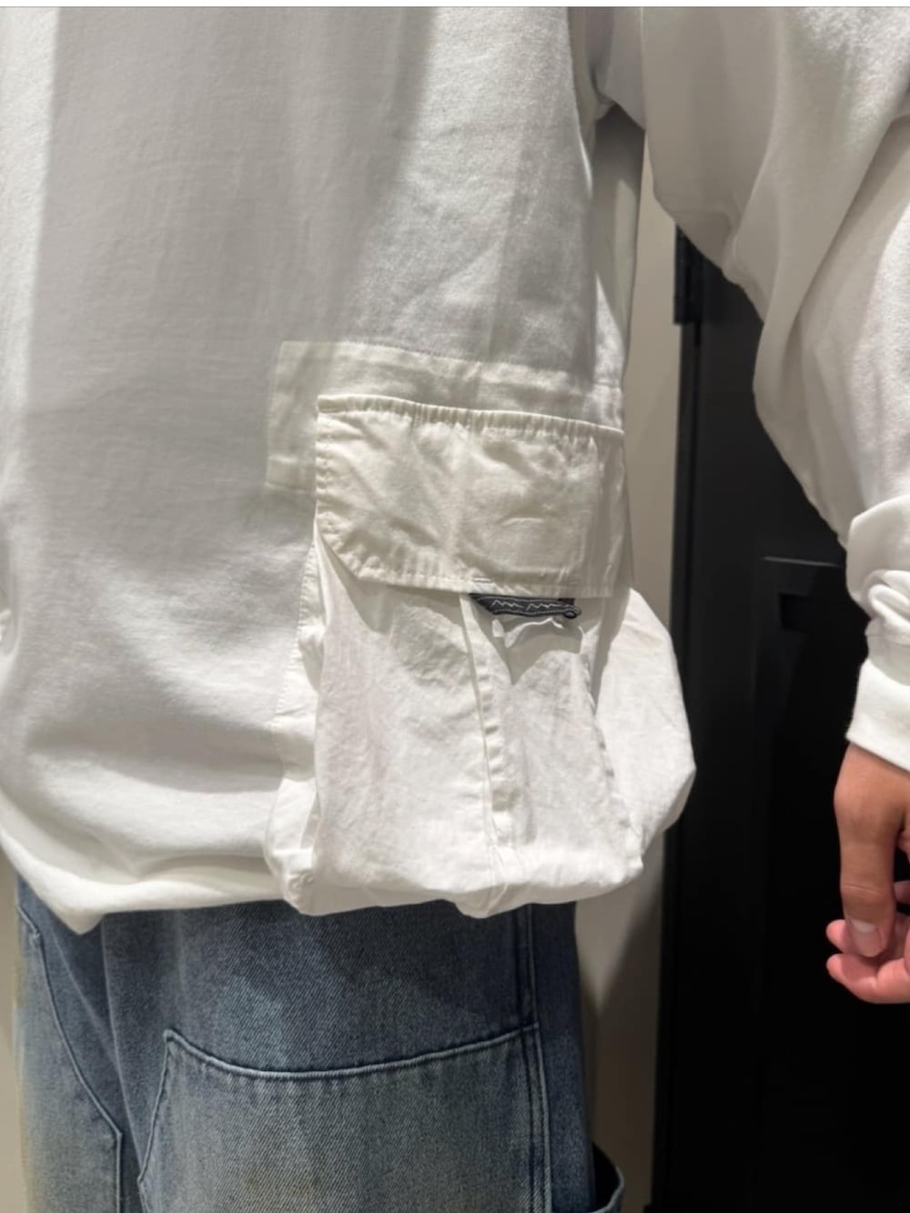 ブラック系のサンダル、その他のその他パンツ、ホワイト系のTシャツ/カットソーを着用したメンズの夏コーディネートの3枚目の写真