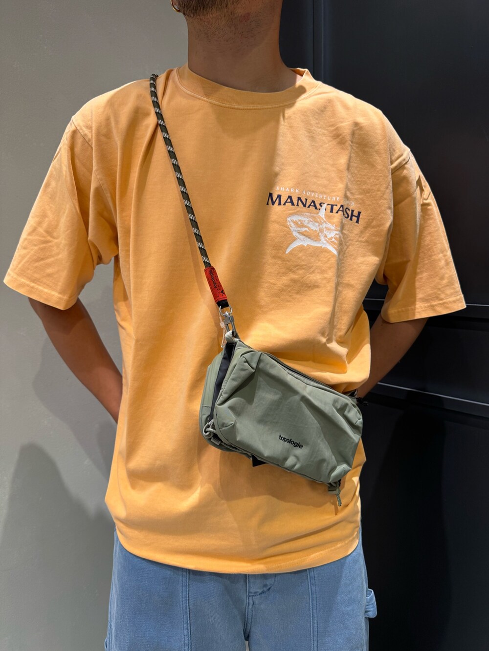 オレンジ系のTシャツ/カットソーを着用したメンズの夏コーディネートの2枚目の写真