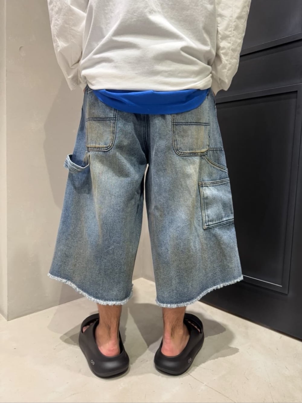 ブラック系のサンダル、その他のその他パンツ、ホワイト系のTシャツ/カットソーを着用したメンズの夏コーディネートの6枚目の写真