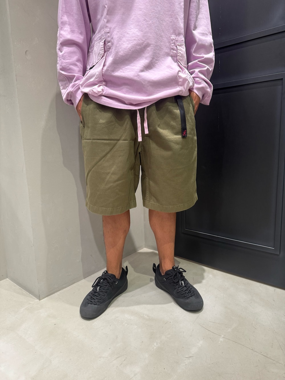 ピンク系のTシャツ/カットソー、グリーン系のその他パンツ、ブルー系のキャップを着用したメンズの夏コーディネートの3枚目の写真