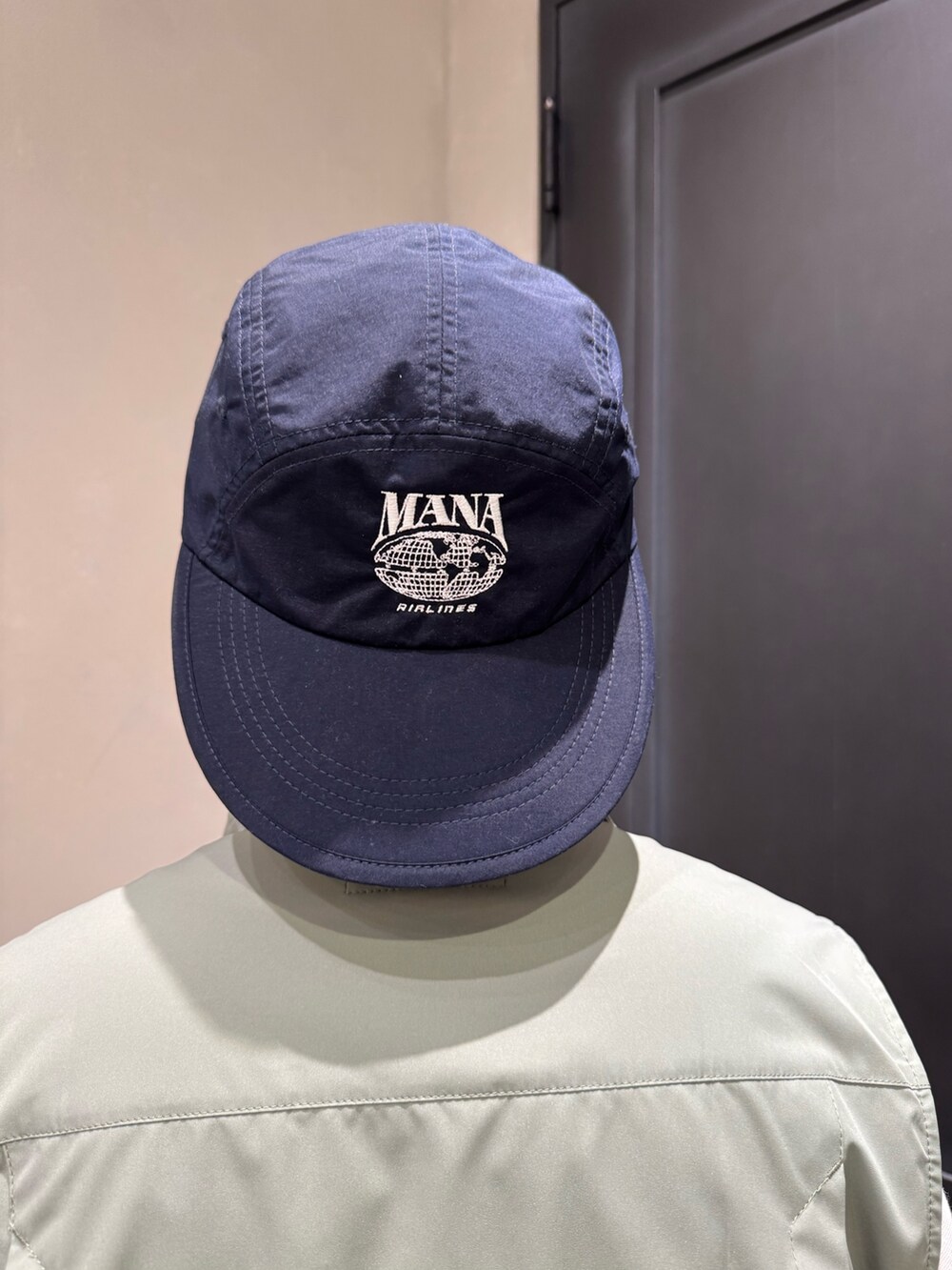 ホワイト系のTシャツ/カットソー、その他のその他アウター、ブラック系のその他パンツを着用したメンズの夏コーディネートの6枚目の写真