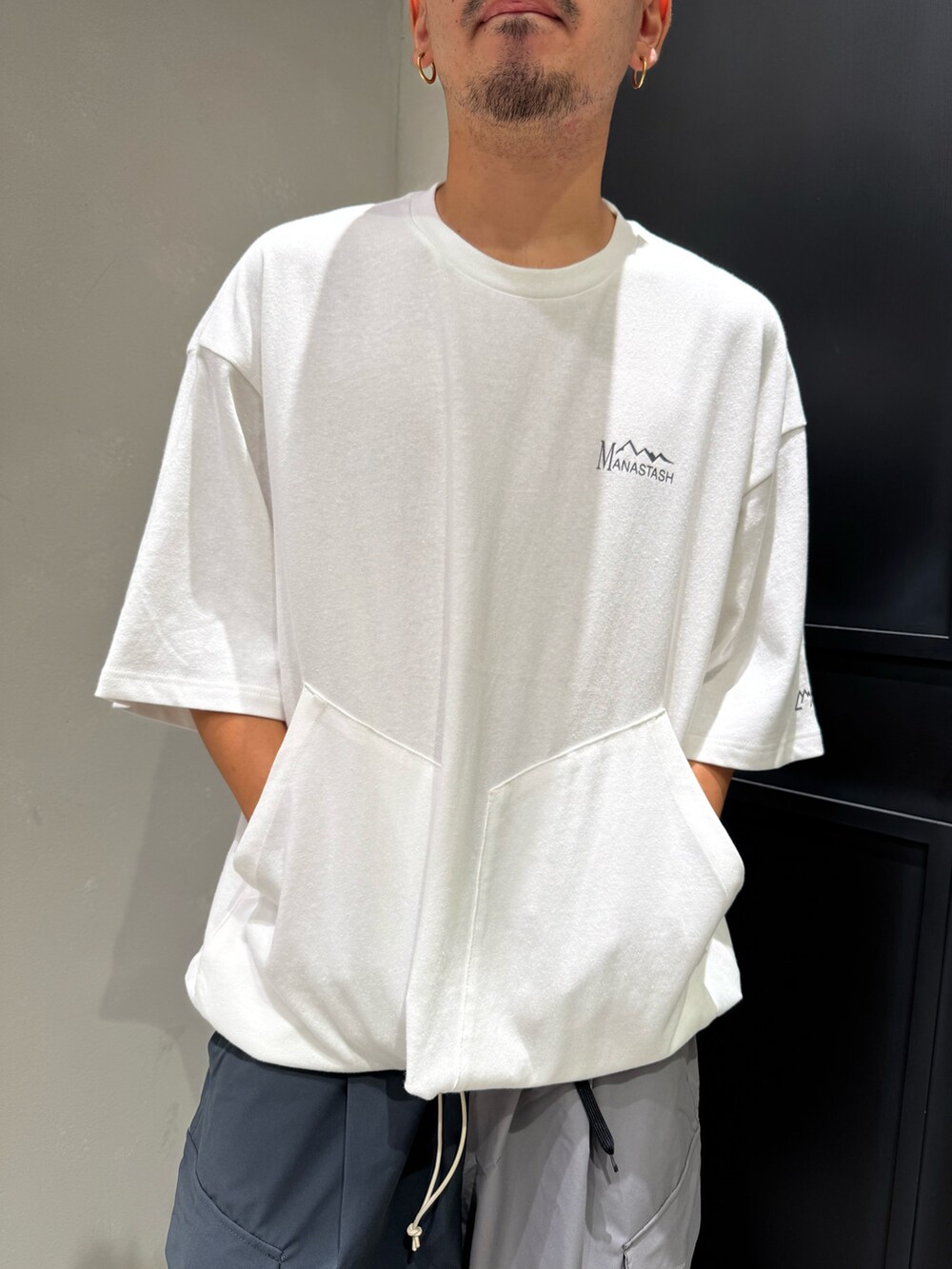 ホワイト系のTシャツ/カットソー、その他のその他パンツを着用したメンズの夏コーディネートの2枚目の写真