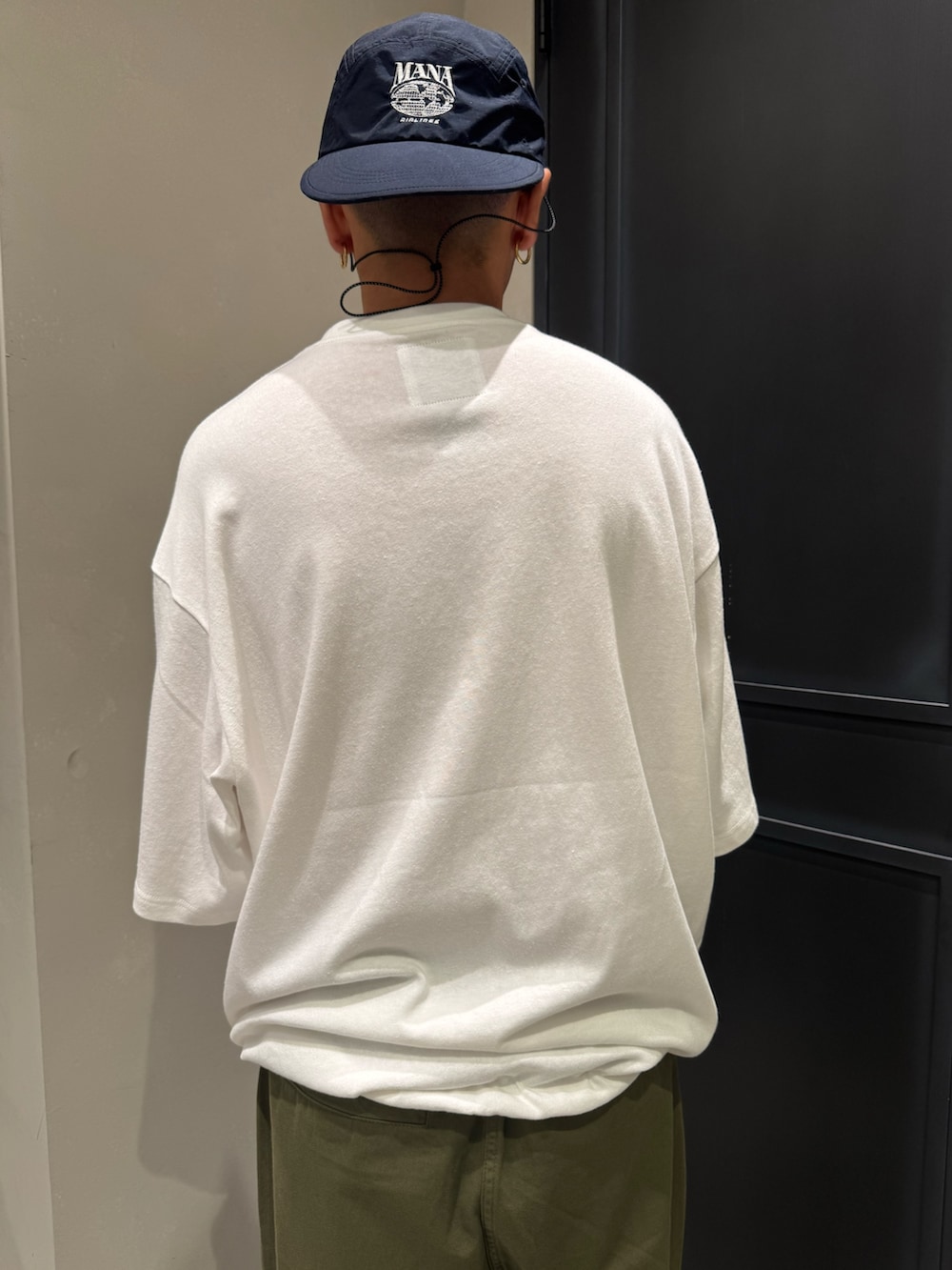 ホワイト系のTシャツ/カットソー、グリーン系のその他パンツ、ブルー系のキャップを着用したメンズの夏コーディネートの5枚目の写真