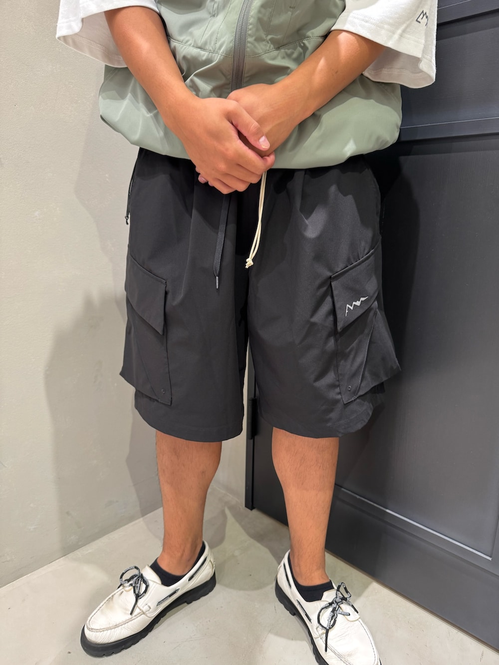 ホワイト系のTシャツ/カットソー、その他のその他アウター、ブラック系のその他パンツを着用したメンズの夏コーディネートの4枚目の写真