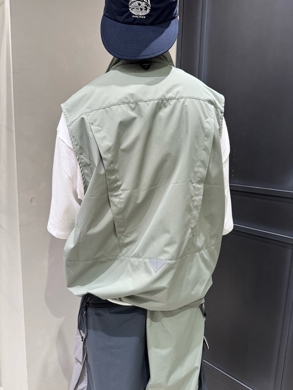 ホワイト系のTシャツ/カットソー、その他のその他アウター、その他のその他パンツを着用したメンズの夏コーディネートの5枚目の写真