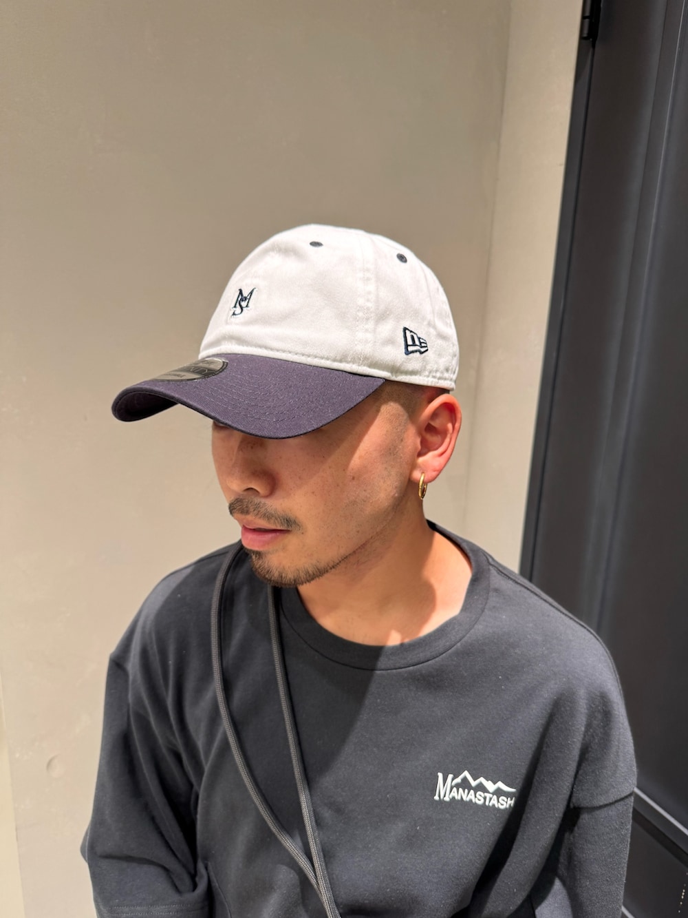 ブラック系のTシャツ/カットソー、ブルー系のその他パンツ、ブラック系のサンダルを着用したメンズの夏コーディネートの5枚目の写真