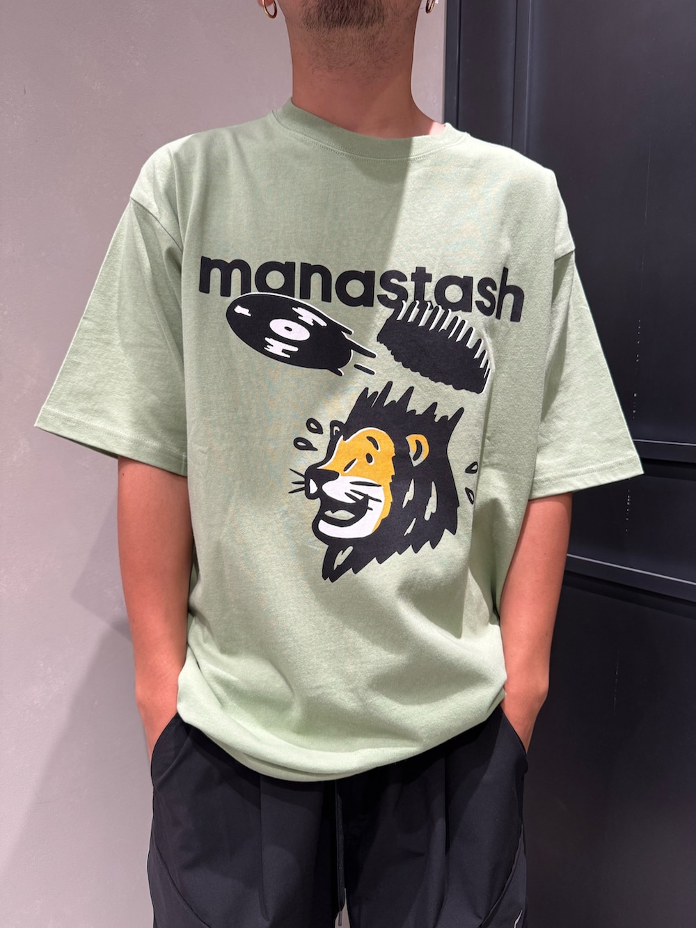 ブラック系のその他パンツ、ブラック系のスニーカー、グリーン系のTシャツ/カットソーを着用したメンズの夏コーディネートの2枚目の写真